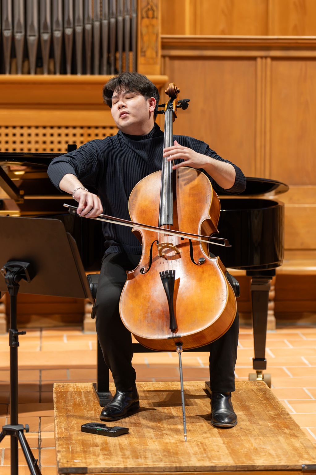Yun Ho performing onstage with cello and piano